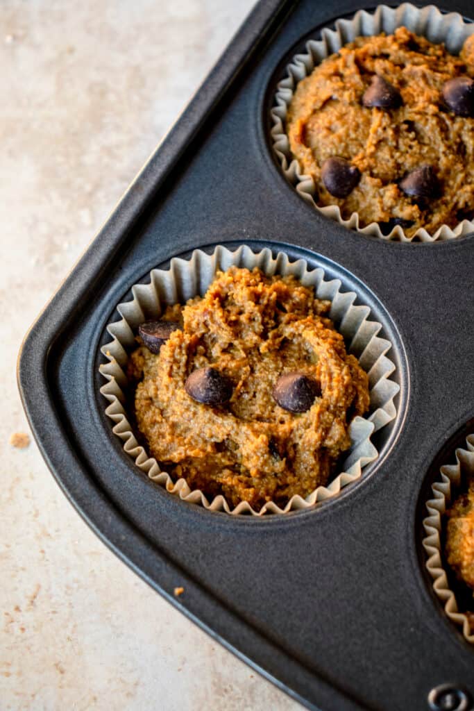 Muffin tin with liners